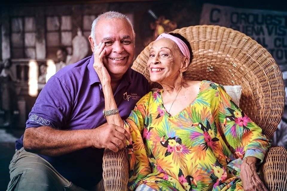 Ariel Jiménez con su madre, una diva de 92 años que no pierde el 'feeling'.