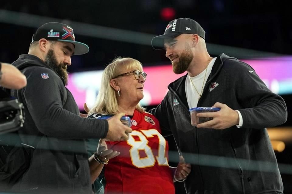 Donna Kelce, mamá de Jason, centro de las Eagles, y Travis, ala cerrada de los Chiefs, prometió que apoyará a los dos cuando tengan el balón.