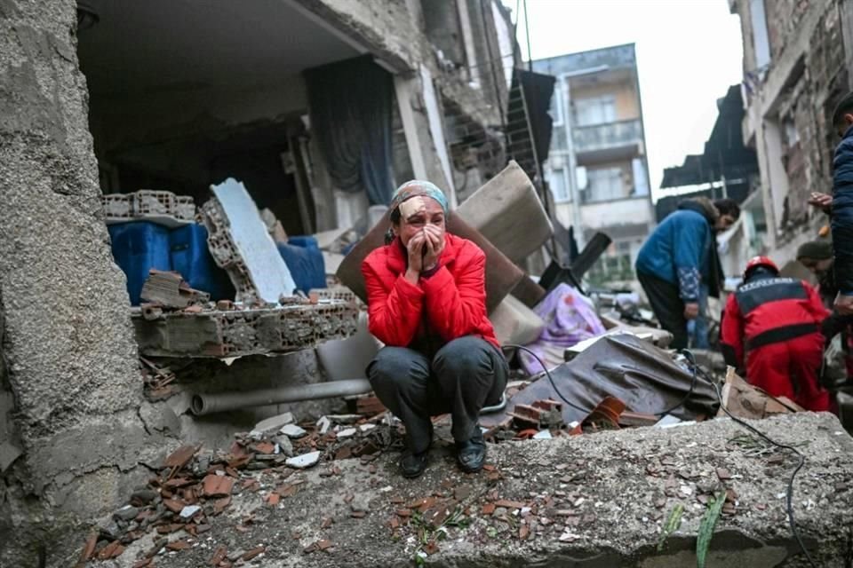 En Turquía siguen buscando sobrevivientes bajo los escombros.