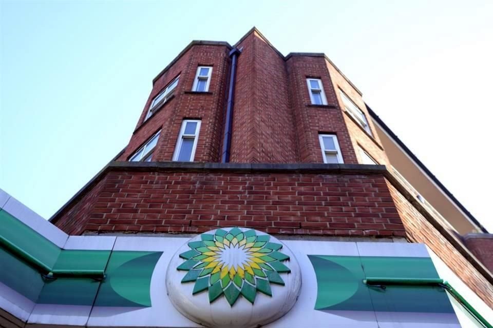BP también anunció que planea aumentar sus beneficios en el horizonte de 2030 invirtiendo más, en renovables pero también en hidrocarburos, lo que ralentizará el ritmo de su transición energética.
