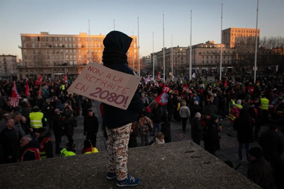 Un niño posa con una pancarta que dice 'No al retiro en 2080', en Francia.