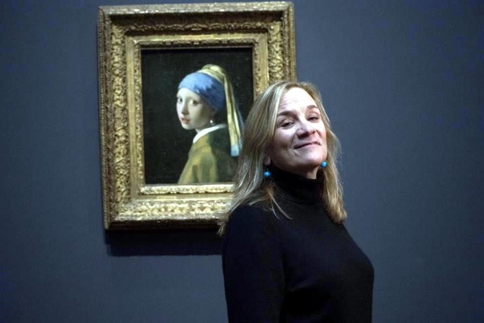 La escritora Tracy Chevalier publicó en 1999 la novela histórica 'La joven de la perla', basada en el cuadro de Vermeer.