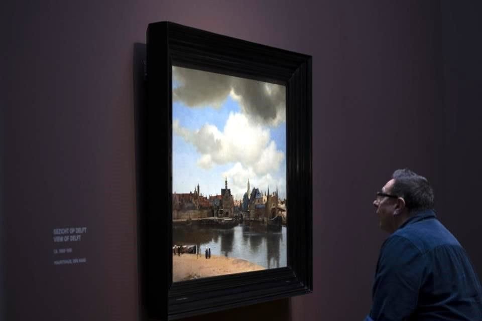El Rijksmuseum de Ámsterdam expondrá la retrospectiva de uno de los maestros del 'Siglo de Oro' hasta junio de 2023. En la imagen un visitante admira el cuadro 'Vista de Delft'.