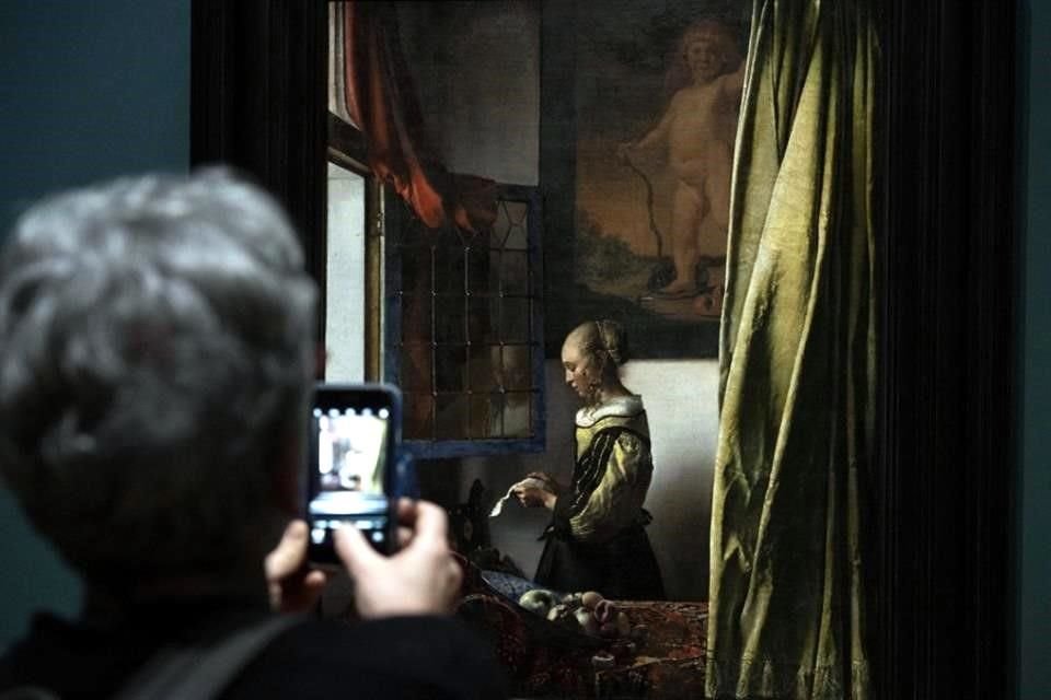 'Mujer leyendo una carta frente a la ventana abierta', otro de los cuadros de Vermeer que podrá apreciarse en la muestra.