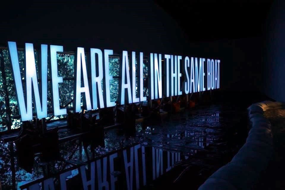 En contraste, el colectivo Superflex recrea un espejo de agua donde se reflejan las palabras 'We are all on the same boat (estamos todos en el mismo bote)'.