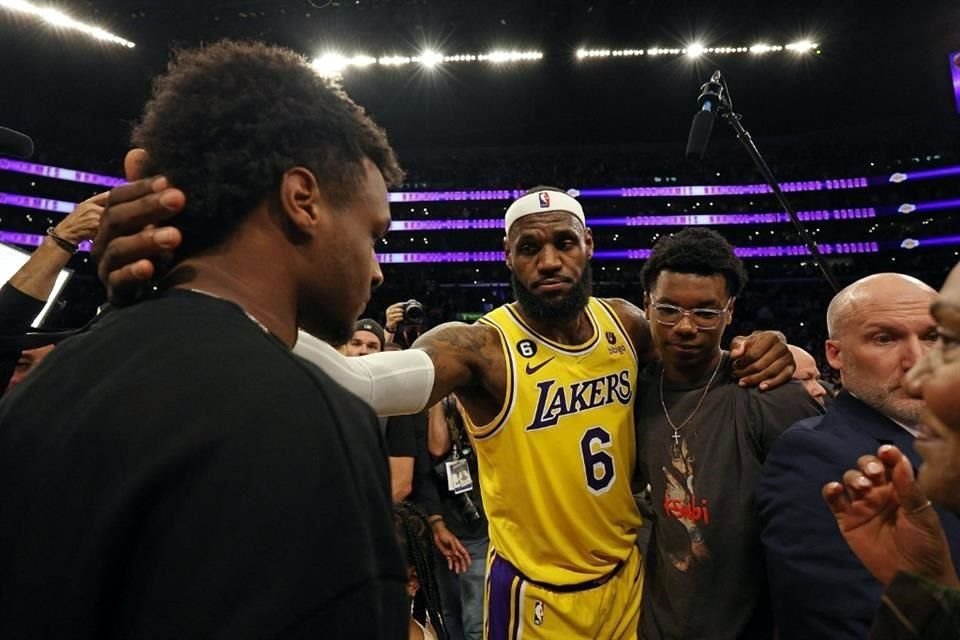Los 19 mil espectadores, entre ellos la familia de LeBron y una colección de celebridades, se pusieron en pie para ovacionar a la figura de los Lakers.