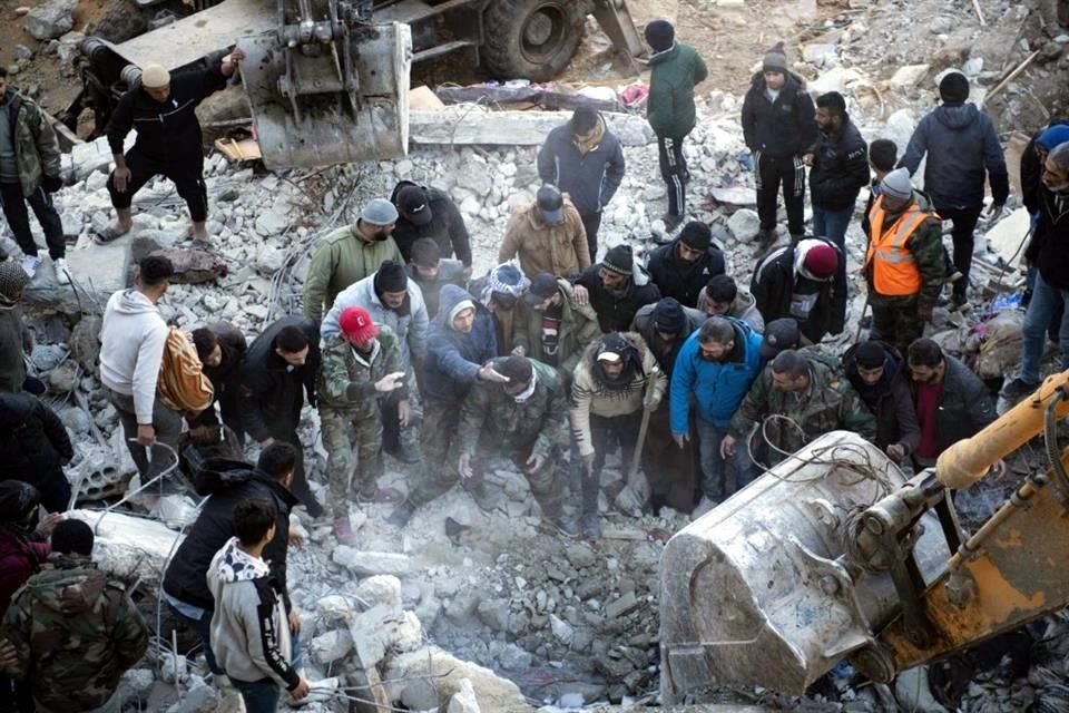En Siria (foto) y Turquía el frío ha dificultado las labores de rescate.
