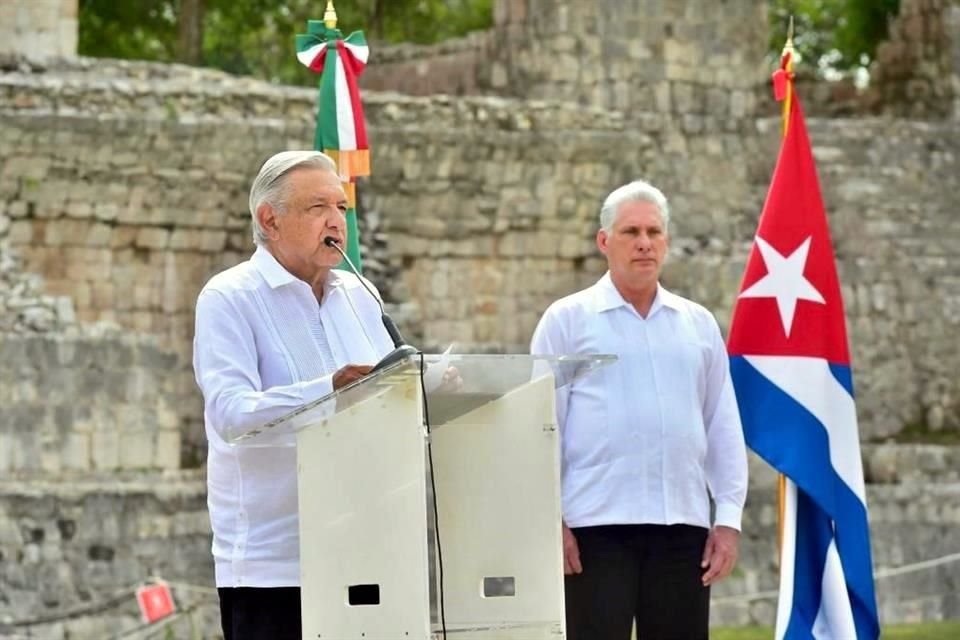 Durante la condecoración, López Obrador llamó a los Estados Unidos a levantar el bloqueo comercial con el país caribeño. 