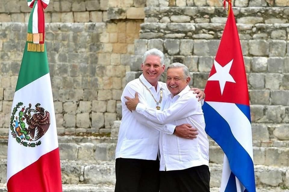 La entrega del Águila Azteca al mandatario cubano fue para reconocer su labor al fortalecer las relaciones de amistad y cooperación entre México y Cuba, se explicó en un acuerdo presidencial.