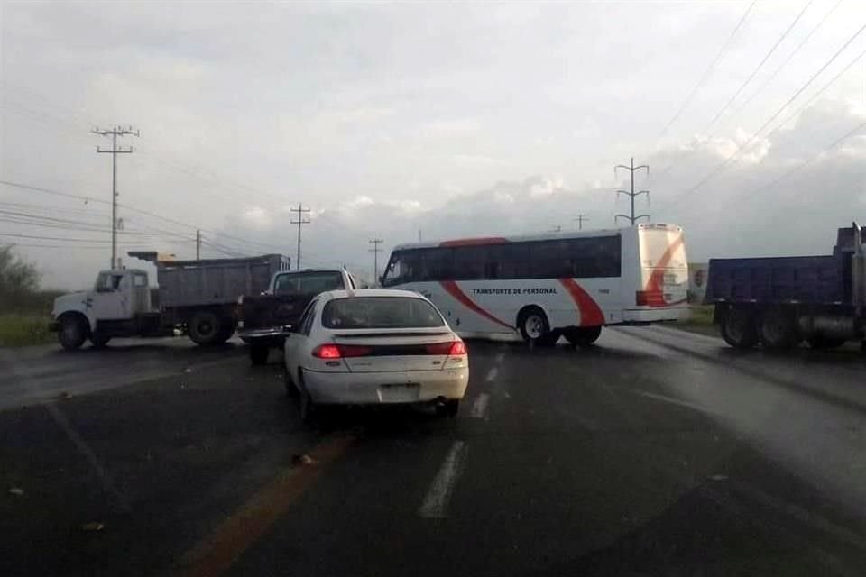 Varias unidades de trasporte, entre ellas un camin de pasajeros, fueron atravesadas para bloquear la circulacin en varias vialidades de Reynosa.
