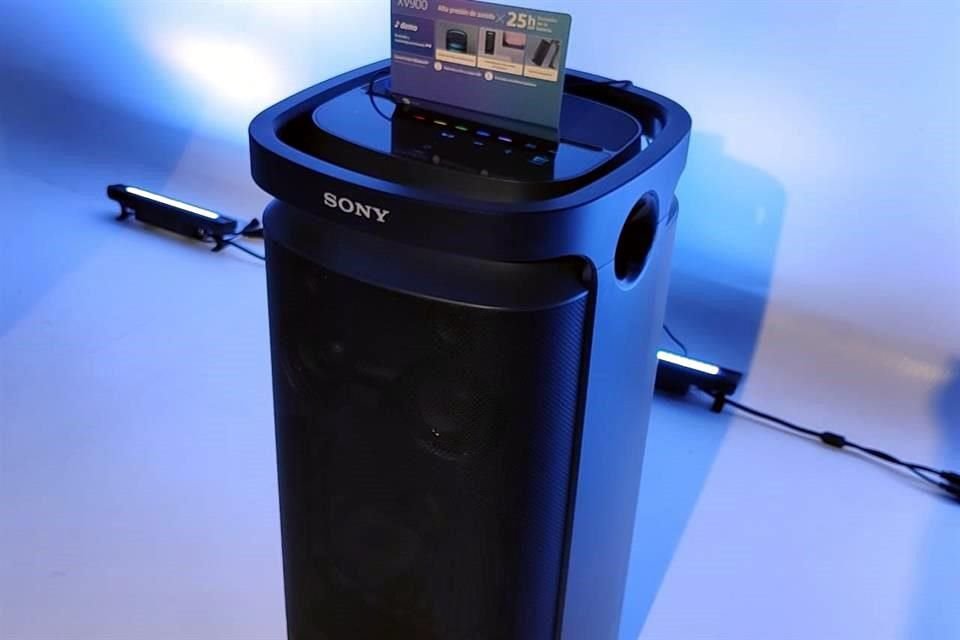 La bocina XV900 posee sonido omnidireccional y luces de 360 grados.