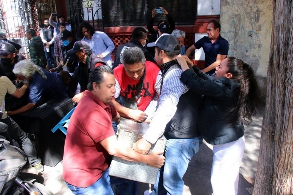 Personal de la Alcaldía Cuauhtémoc, retiraron el equipo del Sonido Sincelejo que pretendía tocar frente a la casa de la Alcaldesa.