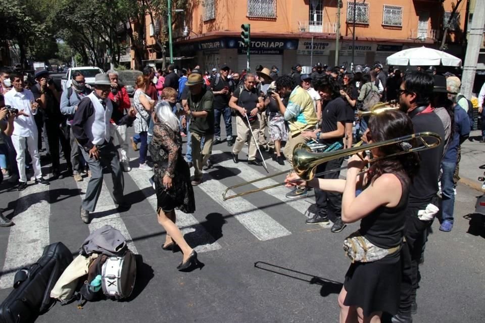Personas de la tercera edad que se oponen a la prohibición impuesta por la Alcaldía, bailaron frente a la casa de Cuevas.