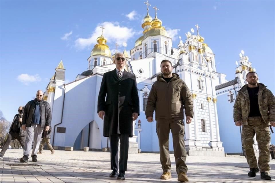 Joe Biden camina con el Presidente Volodimir Zelensky en su visita sorpresa a Ucrania.