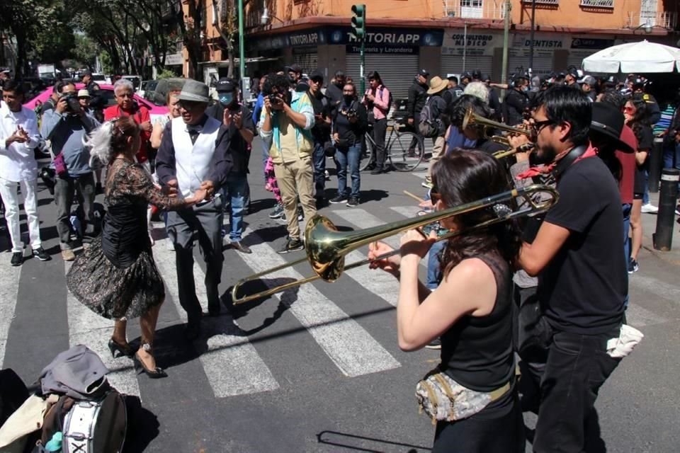 La librería que resguardó a vecinos afectados durante la protesta en Santa María de la Ribera recibieron una inspección de la Alcaldía Cuauhtémoc.
