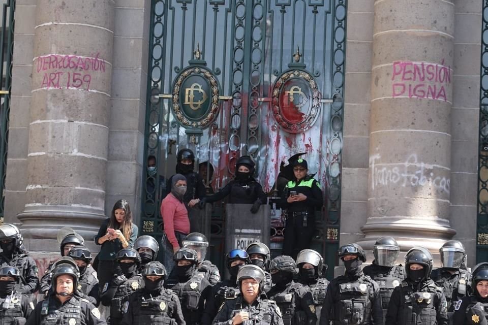 Los colectivos comenzaron a golpear las puertas de la Palacio Legislativo y rompieron los vidrios.