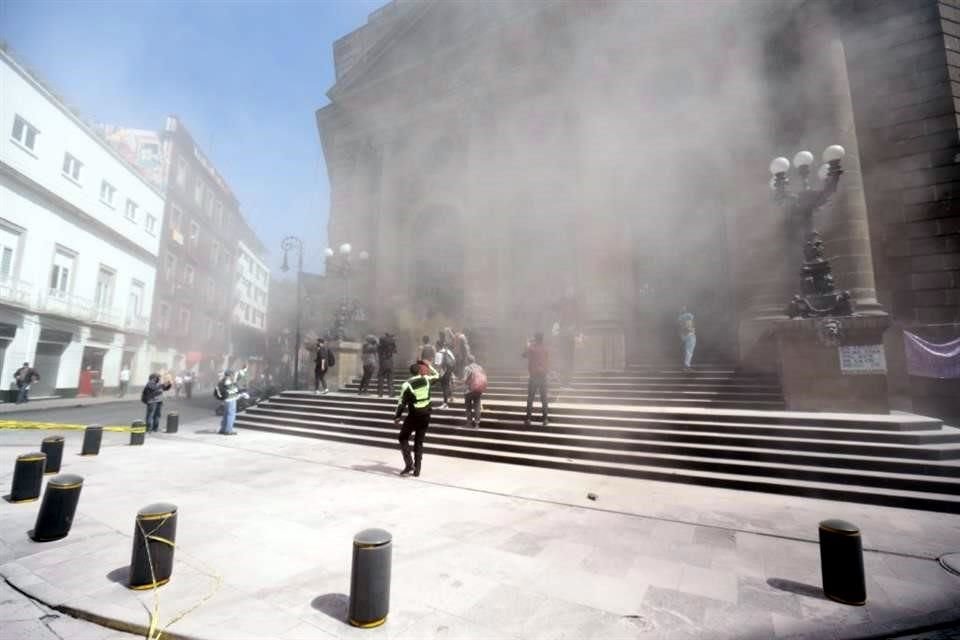 Elementos de seguridad del Congreso dispersaron a los manifestantes, al rociarles extintores.