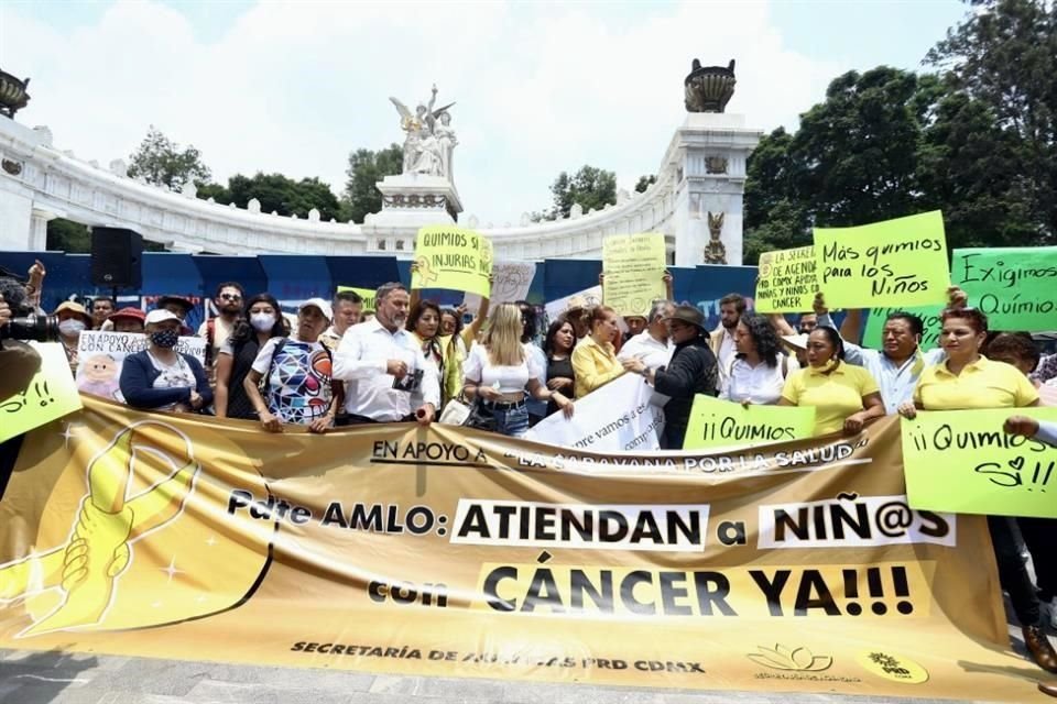 Padres de niños con cáncer en una protesta a fines del año pasado en demanda de tratamientos para sus hijos.