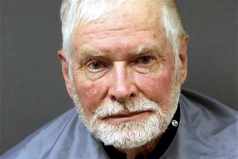 George Alan Kelly, de 73 aos, es acusado de matar a un mexicano en su propiedad con una AK-47.