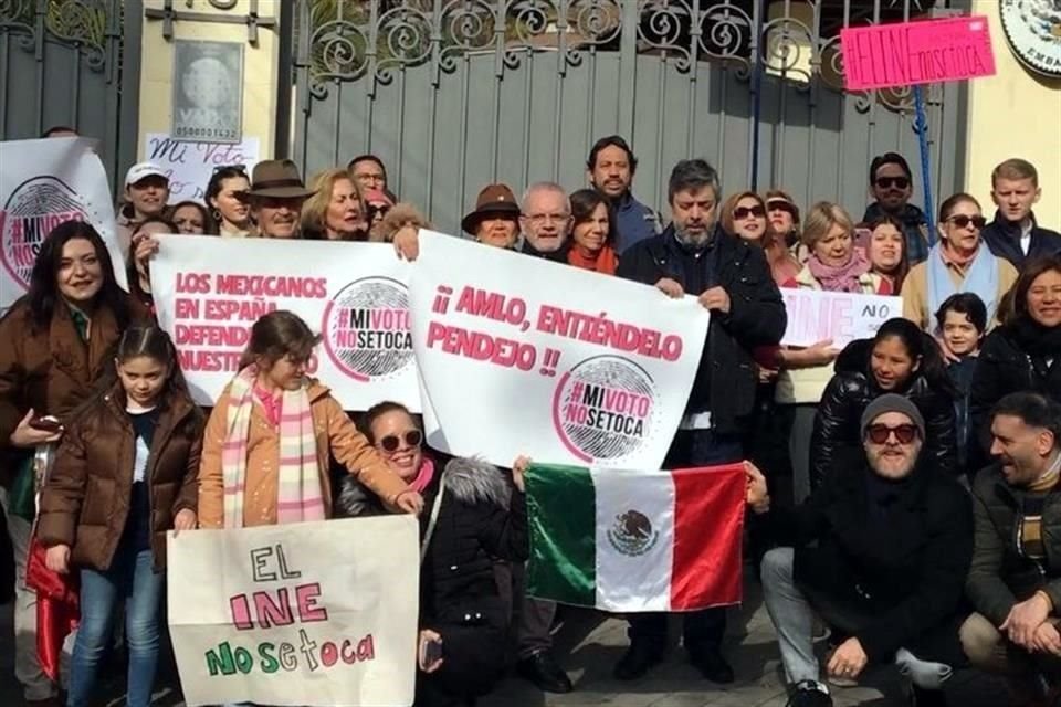 Los ciudadanos pegaron carteles en la Embajada mexicana en Madrid.