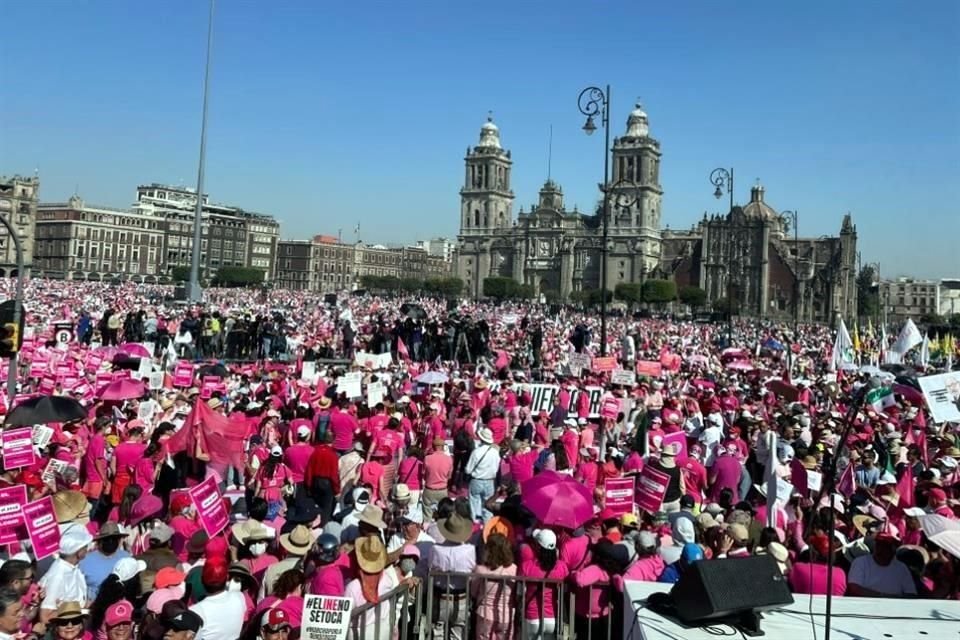 Se congregan en el Zócalo los participantes en la manifestación para defender a INE, protestar contra Plan B de AMLO y respaldar a SCJN.