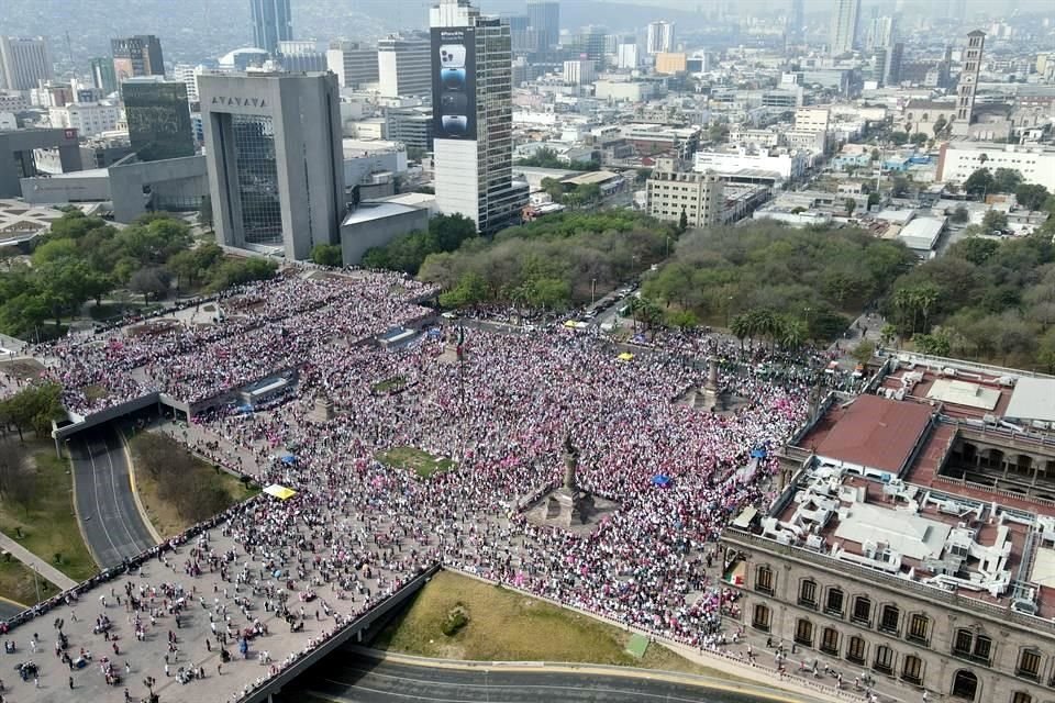 Ante una Explanada de los Héroes repleta, miles de regios se congregaron para alzar la voz en defensa del INE y la democracia.
