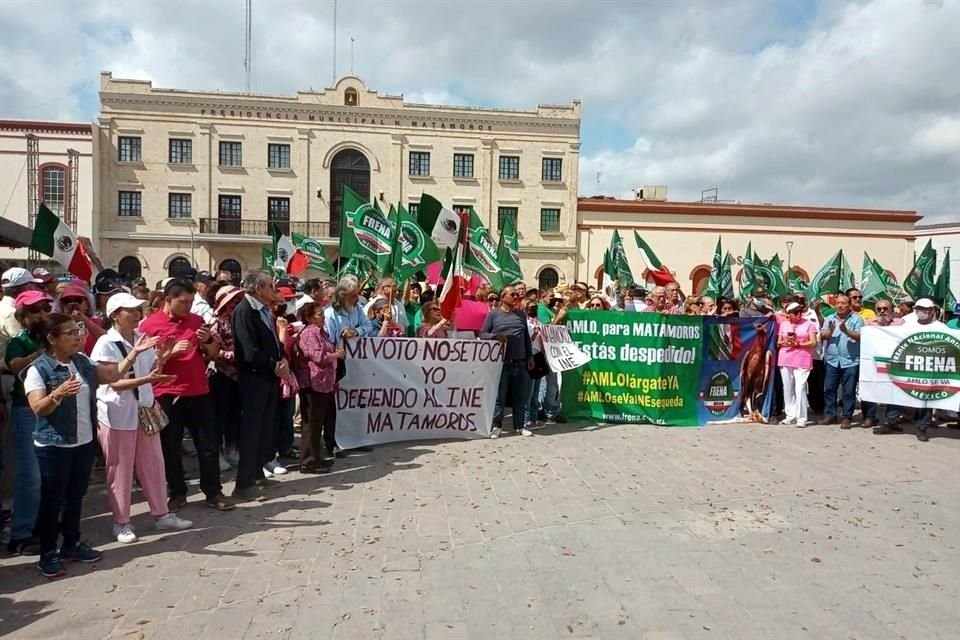 Empresarios, comerciantes ciudadanos y priistas y panistas, marcharon está mañana desde la Plaza Miguel Hidalgo hasta las instalaciones del Instituto Nacional Electoral, en Matamoros.