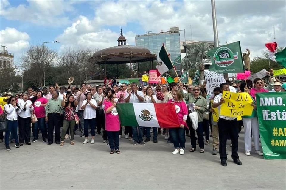 Alrededor de unas 300 personas se manifestaron en favor del INE, en Reynosa.