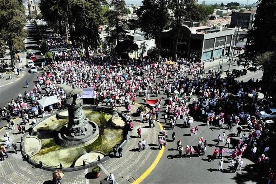 En Toluca, Estado de México, los opositores del 'Plan B' impulsado por el Ejecutivo federal iniciaron su recorrido en el Monumento del Águila hasta la Plaza de Los Mártires.