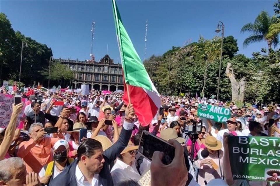 En Cuernavaca, Morelos, se contabilizó al menos unas 3 mil personas, que salieron al filo de las 10:00 horas del punto conocido como El Calvario para manifestarse a favor del INE.