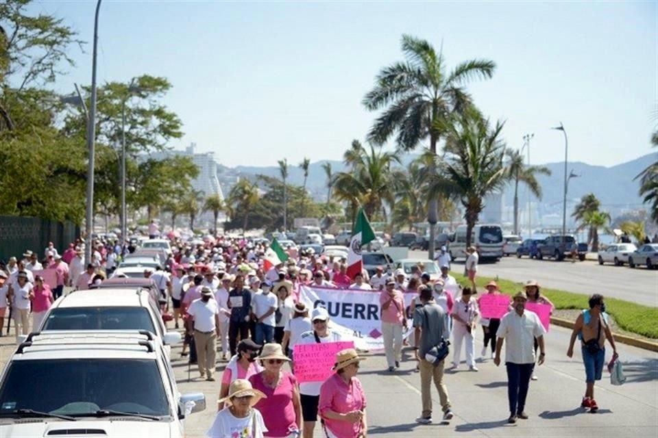 En Guerrero, se registraron movilizaciones por el INE en Acapulco, Chilpancingo y Zihuatanejo, donde marcharon más de mil personas.