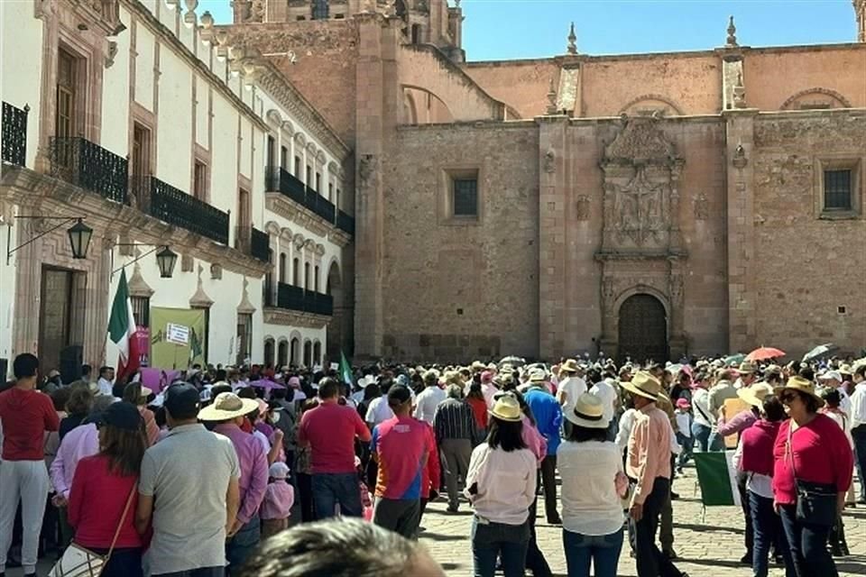 En la Plaza de Armas, en Zacatecas, también se reunieron decenas de personas.