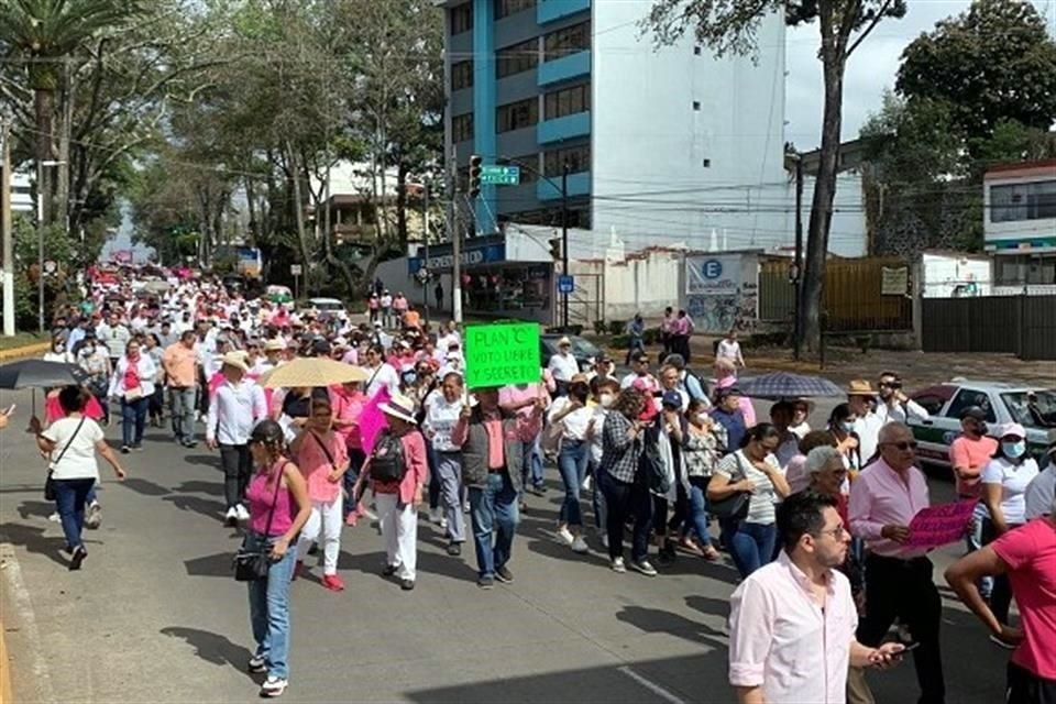 El senador del perredista y ex Jefe de Gobierno de la Ciudad de México, Miguel Ángle Mancera, fue visto en Xalapa, Veracruz, marchando junto a decenes de personas en favor del INE.