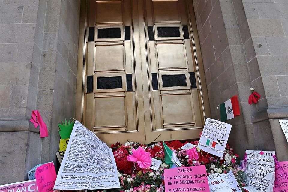 Un grupo de manifestantes llevó flores a puertas de la SCJN como prueba de respeto a los Ministros.