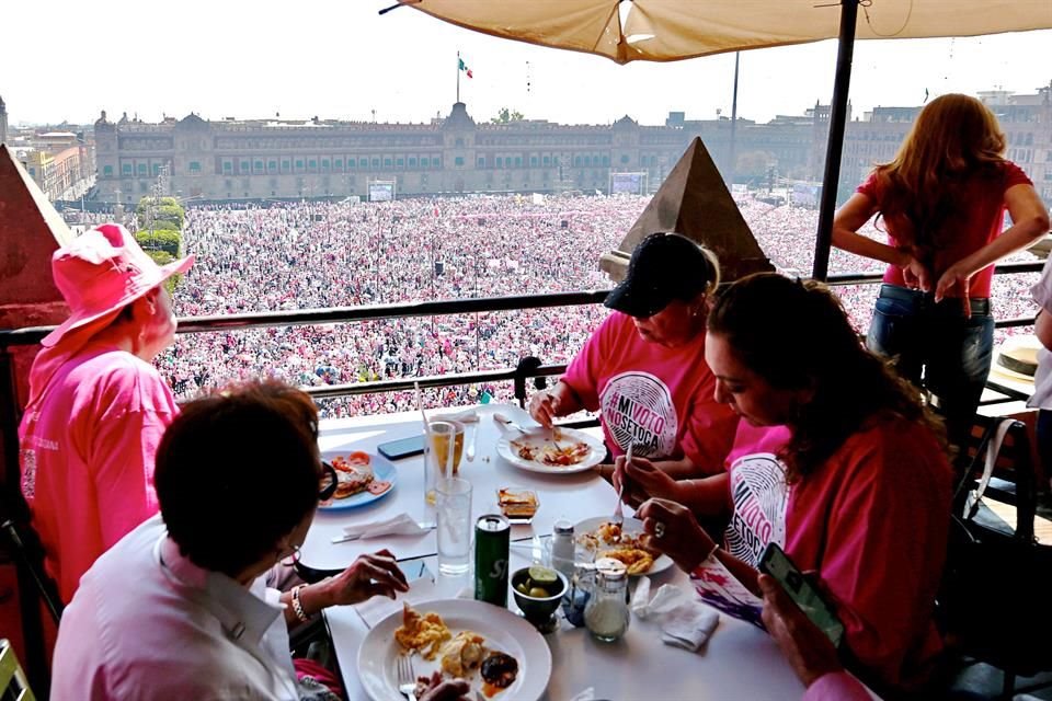 Las terrazas de los restaurantes con vista al Zócalo también se llenaron en la movilización en defensa del INE.