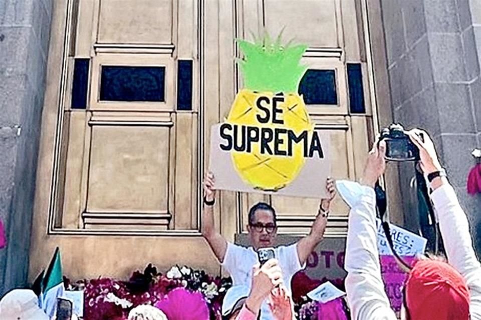 'Se suprema', escribió un asistente a la marcha en un piñs de cartón colocada frente a la Corte.