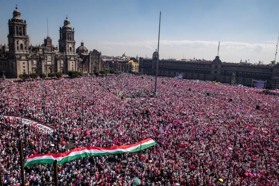 Miles de personas se reunieron en el Zócalo en defensa del INE, el 26 de febrero de 2023.
