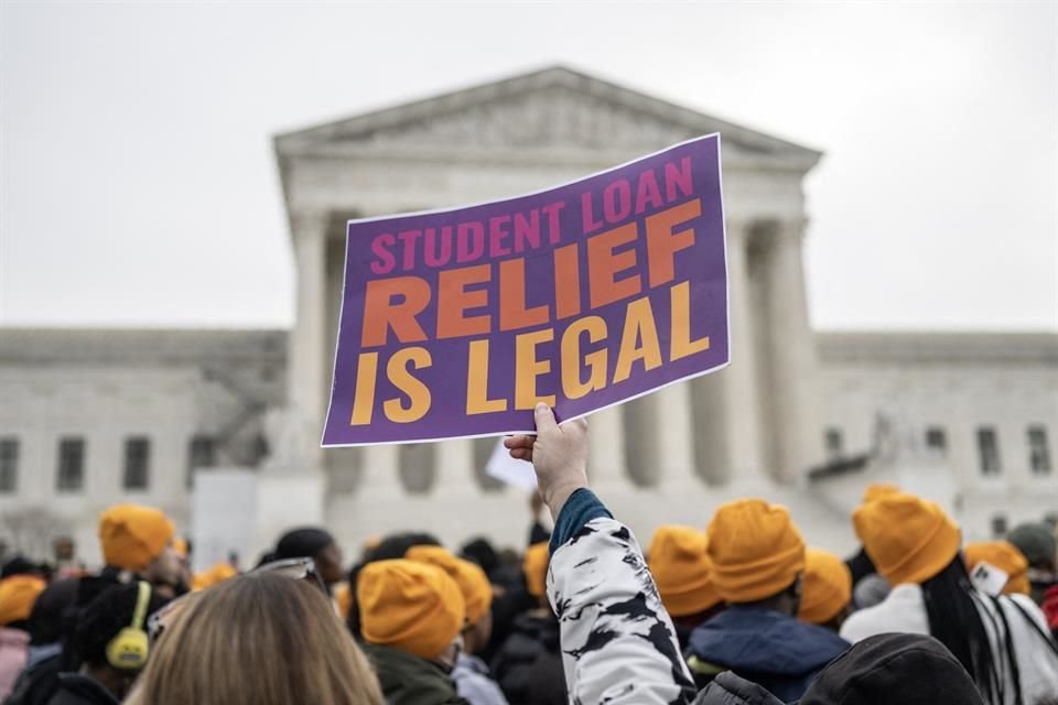 Activistas y estudiantes protestan a favor de la cancelación de una parte de deuda estudiantil, afuera de la Suprema Corte.
