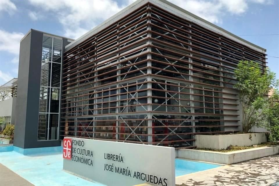 La Rectora de la Universidad Nacional Mayor de San Marcos, Jeri Ramón Ruffner, exige al FCE el desalojo de la librería José María Arguedas de su campus.