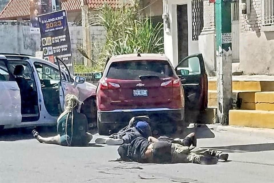 El viernes, tres hombres y una mujer fueron agredidos en una balacera en Matamoros. Iban en un vehículo blanco.