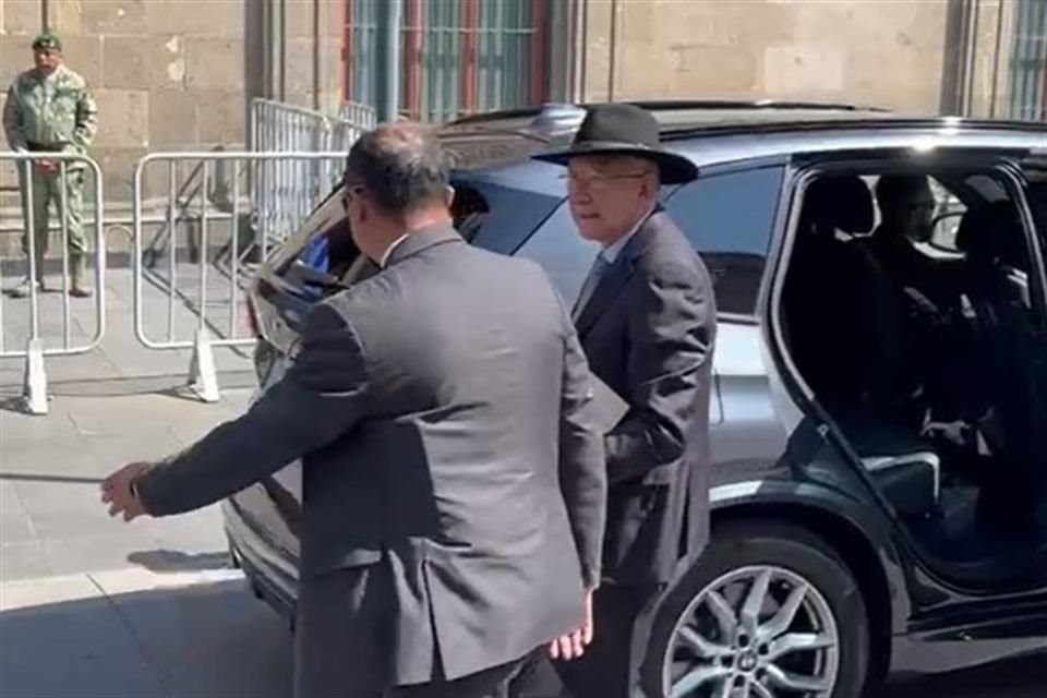 Ken Salazar a su llegada a Palacio Nacional.