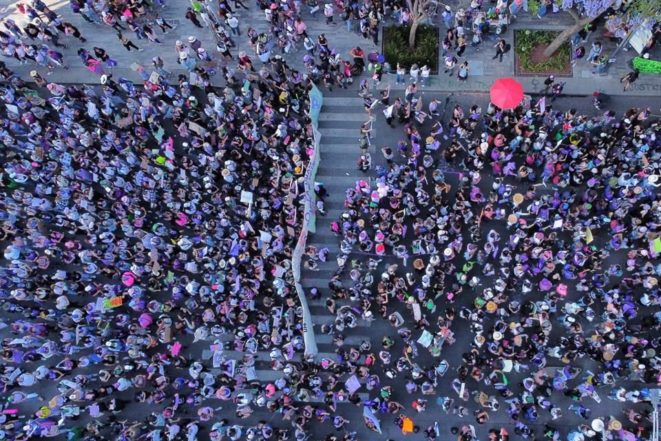 Cientos de mujeres protestan este 8 de marzo por el Día Internacional de la Mujer, en CDMX.