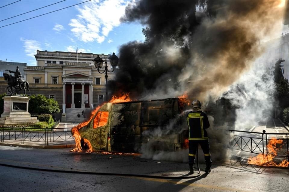 Manifestantes lanzaron bombas incendiarias en una protesta en Atenas.