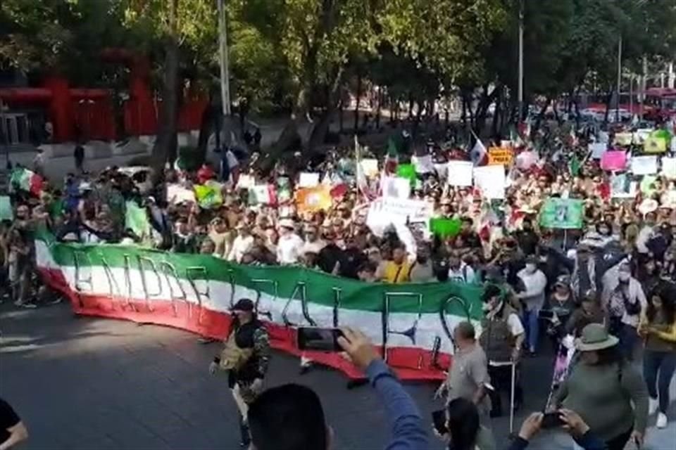 Los manifestantes en Paseo de la Reforma rumbo al Zócalo de la Ciudad de México.