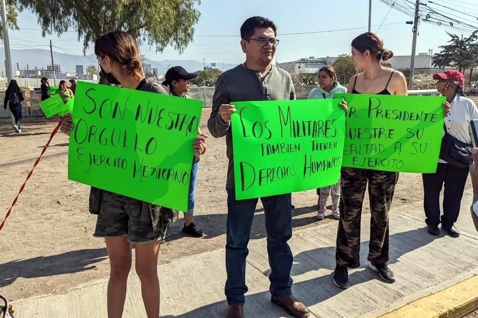 Manifestantes afuera de la 18 Zona Militar en  Pachuca, Hidalgo.