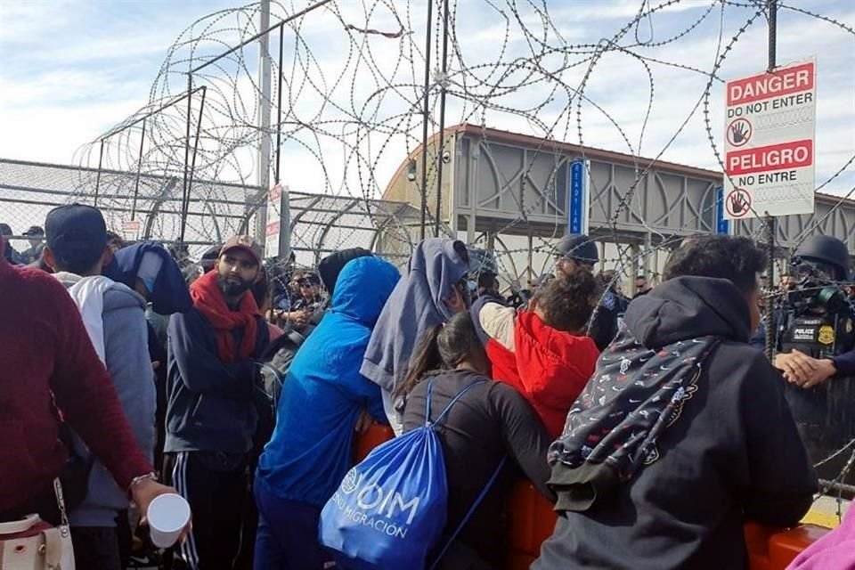 Cientos de migrantes saltaron la caseta mexicana del Puente Internacional Juárez-El Paso para intentar ingresar a EU.