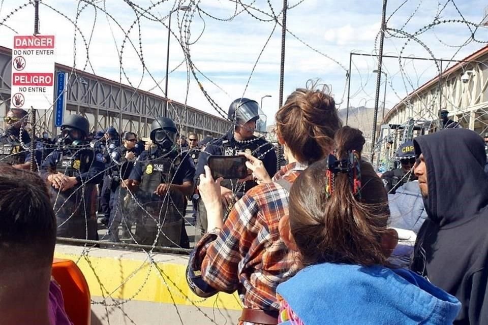 Tras brincar a autoridades mexicanas, los migrantes, en su mayoría venezolanos, se toparon con un muro de alambres de púas de autoridades de EU.