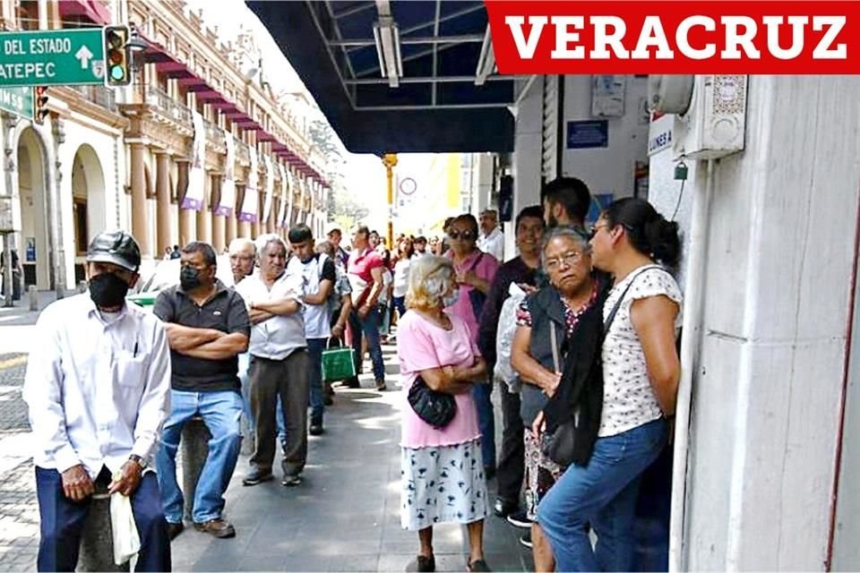 En Veracruz, los adultos mayores deben pasar varaias horas para cobrar su pensión en los Bancos del Bienestar.