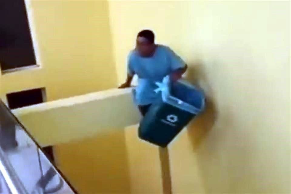 En un video que circula en redes, se ve al paciente sobre una estructura horizontal con un bote de basura.