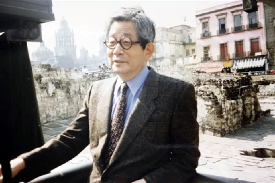 Kenzburo Oe visitó México en las décadas de 1970 y 1990. En la imagen, durante una visita al Templo Mayor, en el Centro Histórico.